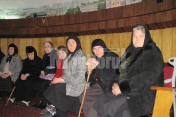 15 bătrâni de care au grijă reprezentanții Asociației au vizitat Observatorul Astronomic