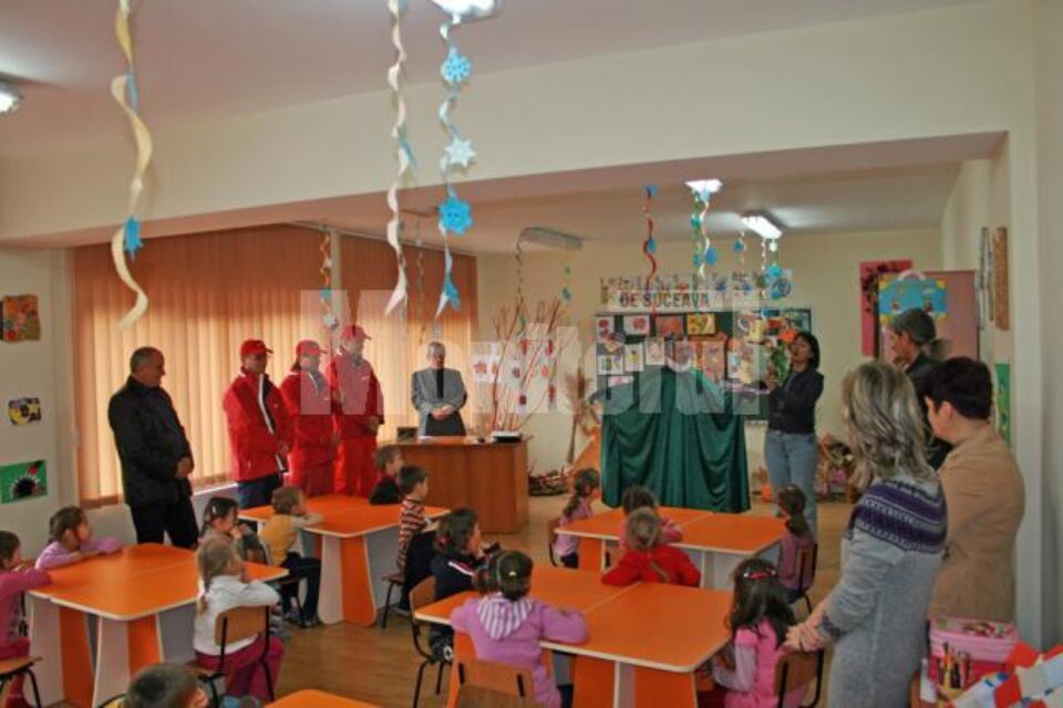 Daruri pentru copiii de la Brodina din partea voluntarilor EON Teatru de păpuși pentru copii de la Sadău