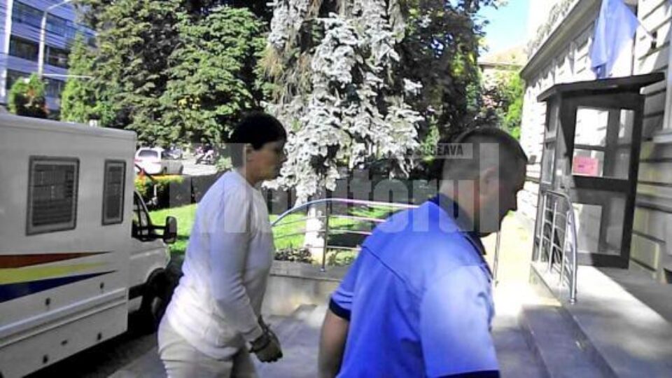 Maricica Nela Manolache și-a înjunghiat fiul mai mic în abdomen, când acesta cerea de mâncare Maricica Nela Manolache și-a înjunghiat fiul mai mic în abdomen, când acesta cerea de mâncare