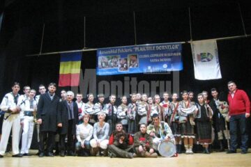 Delegația dorneană, pe scena teatrului din Ostiglia, la finalul spectacolului