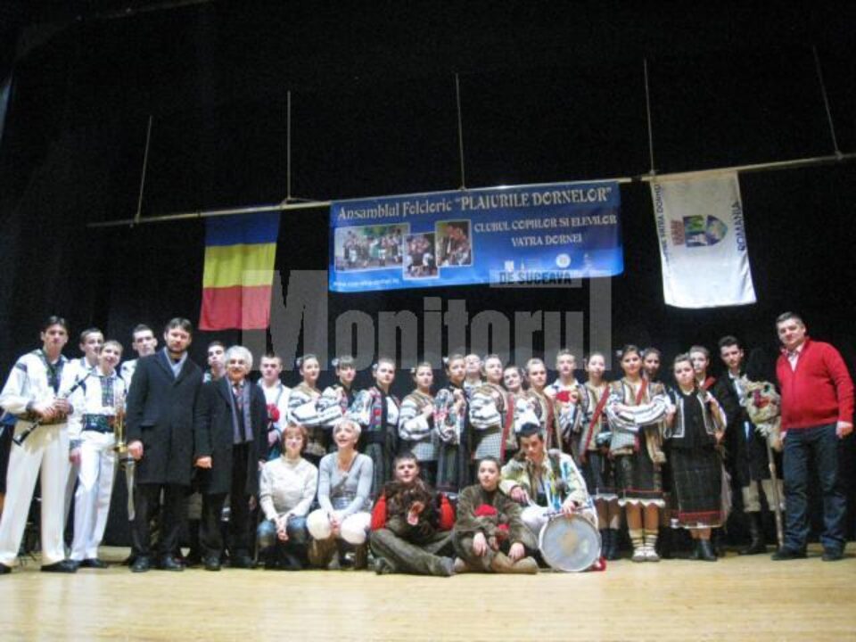 Delegația dorneană, pe scena teatrului din Ostiglia, la finalul spectacolului