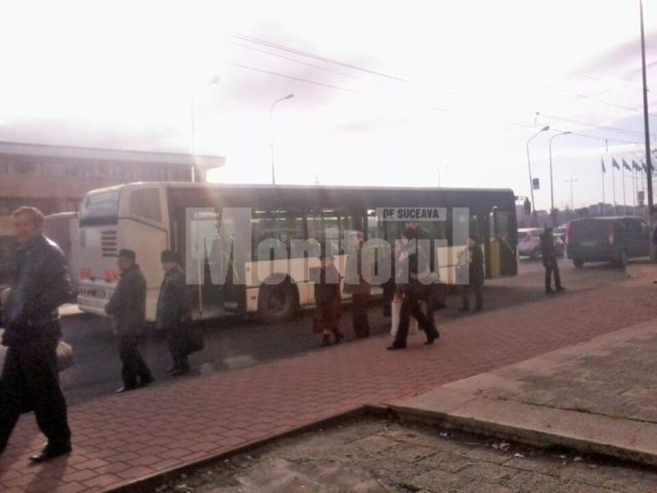 Autobuzul a mers o perioadă cu roțile pe spate blocate, ceea ce a dus la apariția fumului Autobuzul a mers o perioadă cu roțile pe spate blocate, ceea ce a dus la apariția fumului