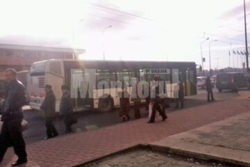 Autobuzul a mers o perioadă cu roțile pe spate blocate, ceea ce a dus la apariția fumului