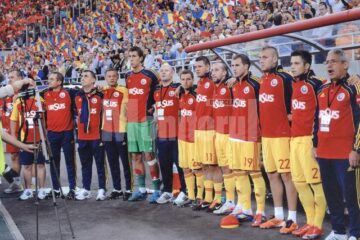 Ghiță Păcurariu, flancat de Costel Pantilimon și Gigel Bucur, înaintea partidei cu Franța de pe National Arena
