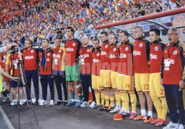 Ghiță Păcurariu, flancat de Costel Pantilimon și Gigel Bucur, înaintea partidei cu Franța de pe National Arena