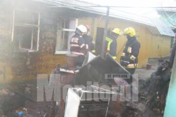 Pompierii au lichidat incendiul în totalitate în aproximativ o oră