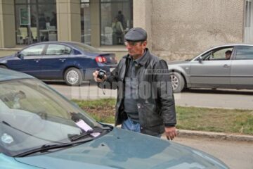 Vasile Zetu completează procese verbale și face fotografii la mașinile pe care urmează să le ridice
