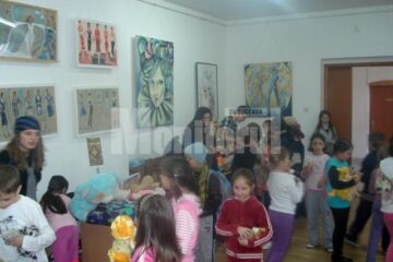 Elevii de la Colegiul de Artă „Ciprian Porumbescu” din Suceava au organizat un târg de jucării