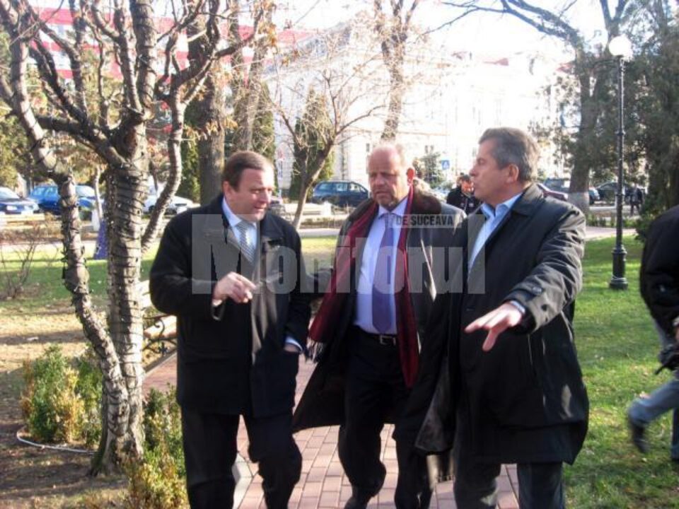 Gheorghe Flutur, Aurel Olarean și șeful Fondului de Mediu, Gheorghe Popescu, au verificat lucrările de reabilitare a parcurilor din Rădăuți