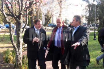 Gheorghe Flutur, Aurel Olarean și șeful Fondului de Mediu, Gheorghe Popescu, au verificat lucrările de reabilitare a parcurilor din Rădăuți