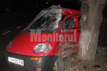 În urma impactului, Matiz-ul a fost pur și simplu „lipit” de copac