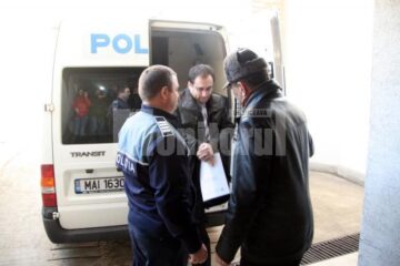 De la ieșirea din dubă și până în Amfiteatrul „Dimitrie Leonida”, Octavian Manu a fost înconjurat de polițiști