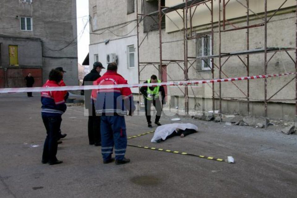 După ce s-a aruncat o dată și s-a agățat de o țeavă, sinucigașa s-a aruncat a doua oară