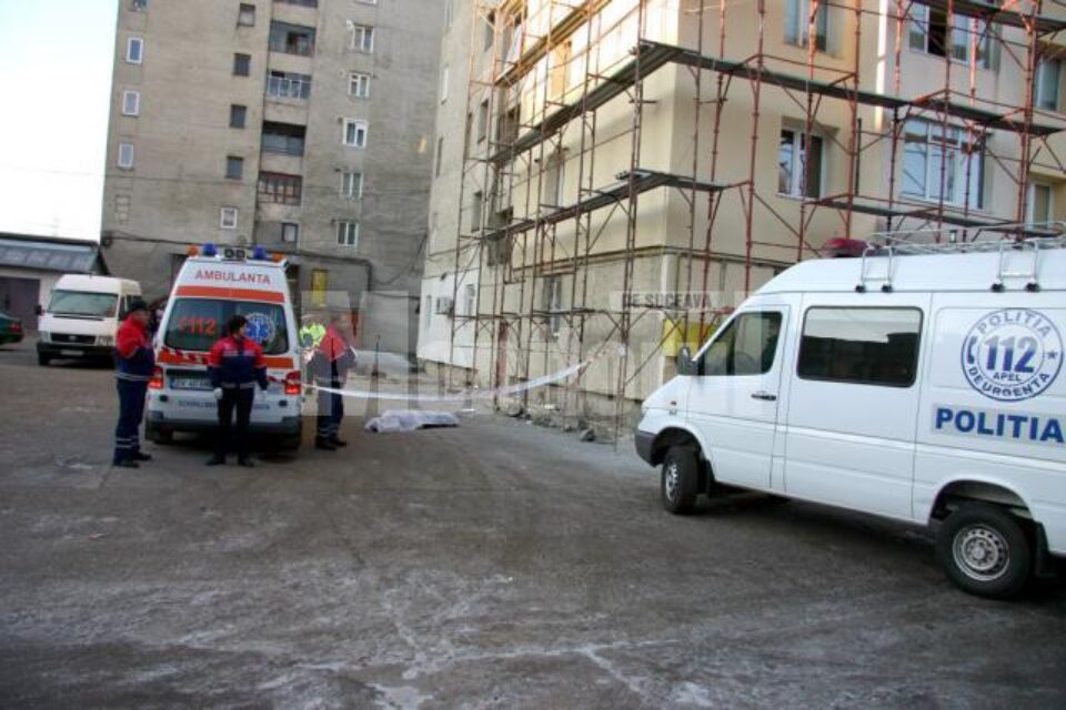 Fata s-a urcat pe schele până la ultimul nivel