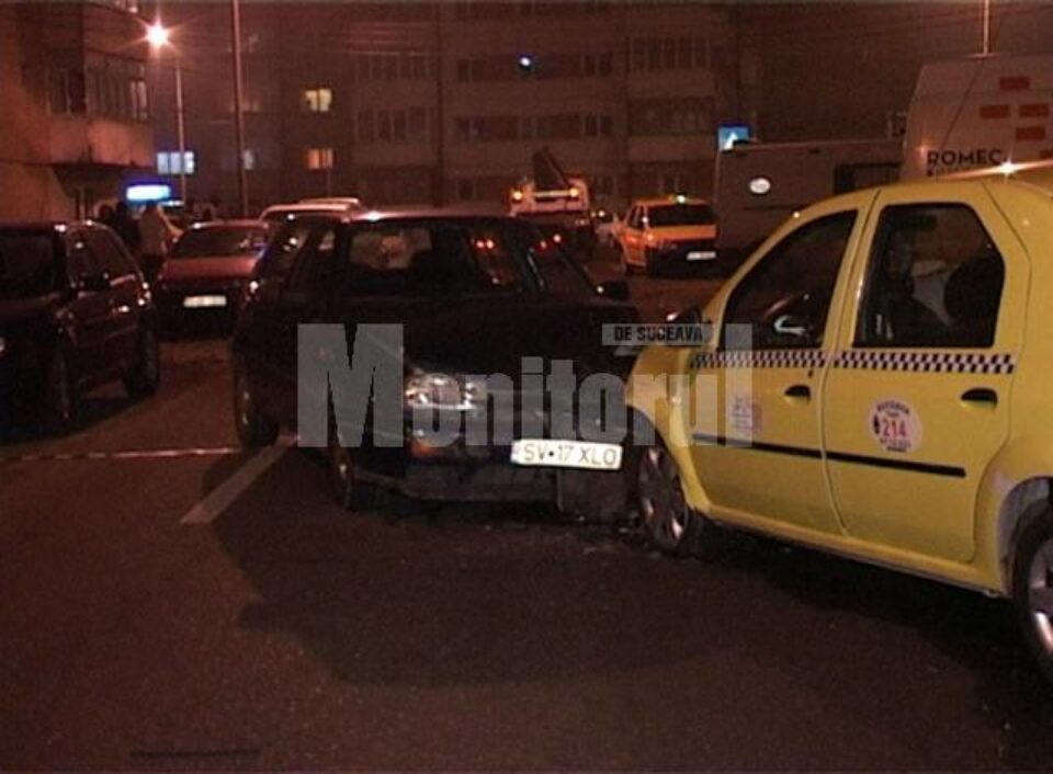 Mașina condusă de polițist a izbit violent un taxi
