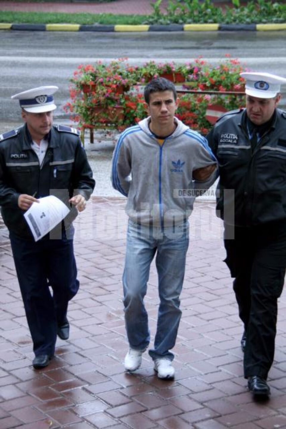 Ilie Ursachi, șoferul vitezoman prins de polițiști în luna acestui an după o urmărire de circa 20 de km, a plecat acasă Ilie Ursachi, șoferul vitezoman prins de polițiști în luna acestui an după o urmărire de circa 20 de km, a plecat acasă