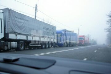 Punctul de Trecere a Frontierei de la Siret - un adevărat coșmar pentru șoferii de tir care transportă marfă spre Cernăuți