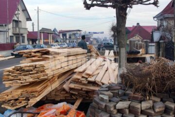 Materialele de construcții, adunate exclusiv din donații