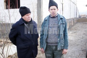 Preotul Vasile Vartic, în stanga