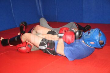 Viitorii luptători de MMA se antrenează în cușcă