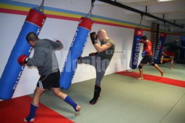Antrenamentele din sala MMA de la Sala Unirea se derulează la intensitate maximă