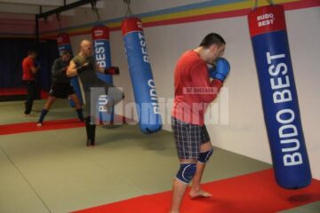 Antrenamentele din sala MMA de la Sala Unirea se derulează la intensitate maximă