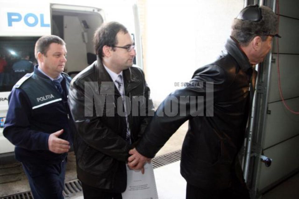 Asistentul universitar Octavian Manu a părăsit ieri arestul Inspectoratului de Poliție al Județului Suceava Asistentul universitar Octavian Manu a părăsit ieri arestul Inspectoratului de Poliție al Județului Suceava