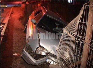 Mașina a rămas suspendată la marginea unui hău adânc de 6-7 metri