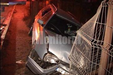Mașina a rămas suspendată la marginea unui hău adânc de 6-7 metri
