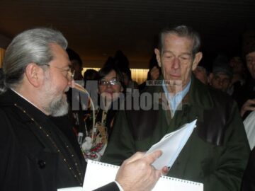 Regele și Regina ascultând colindătorii din Râșca