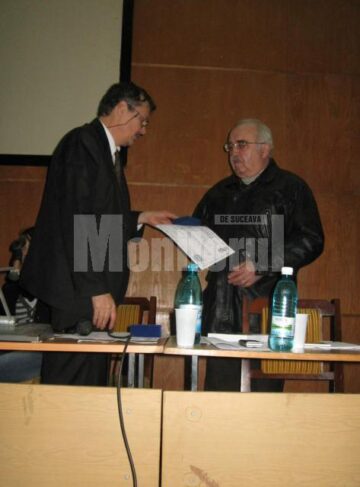 Mugur Andronic înmânându-i Diploma și Crucea de Argint profesorului Mihai Bocancea