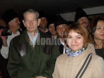 Regele și Regina ascultând colindătorii din Râșca