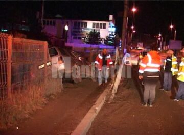 Mașina a rămas suspendată la marginea unui hău adânc de 6-7 metri