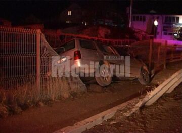 Mașina a rămas suspendată la marginea unui hău adânc de 6-7 metri