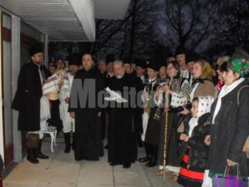 Regele și Regina ascultând colindătorii din Râșca