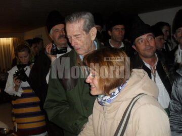 Regele și Regina ascultând colindătorii din Râșca