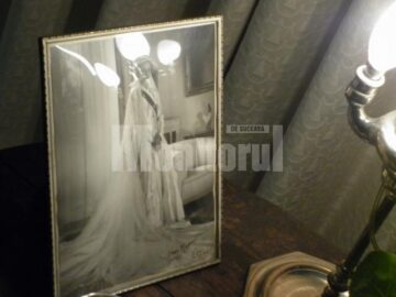 Regele și Regina ascultând colindătorii din Râșca