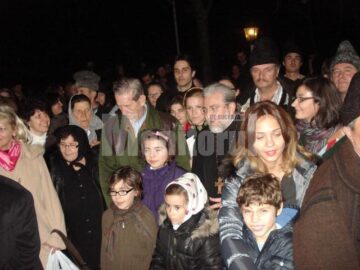 Regele și Regina ascultând colindătorii din Râșca