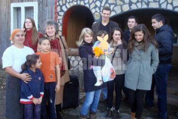 Elevii au dus ieri daruri unei familii nevoiașe din Șcheia