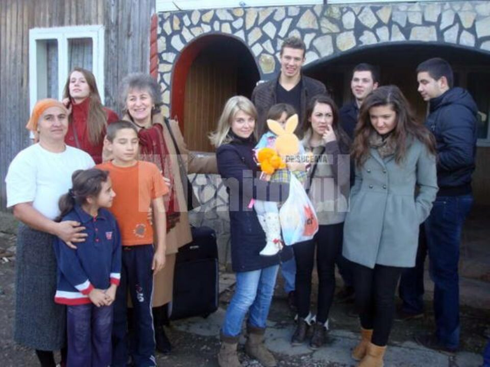 Elevii au dus ieri daruri unei familii nevoiașe din Șcheia