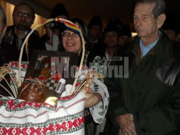 Regele și Regina ascultând colindătorii din Râșca