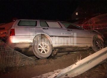 Mașina a rămas suspendată la marginea unui hău adânc de 6-7 metri