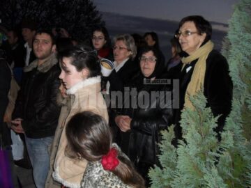 Regele și Regina ascultând colindătorii din Râșca