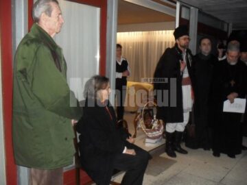 Regele și Regina ascultând colindătorii din Râșca
