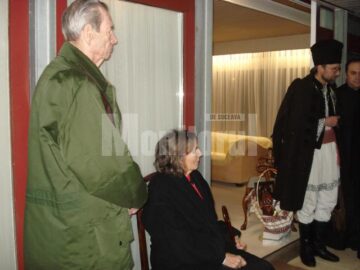 Regele și Regina ascultând colindătorii din Râșca