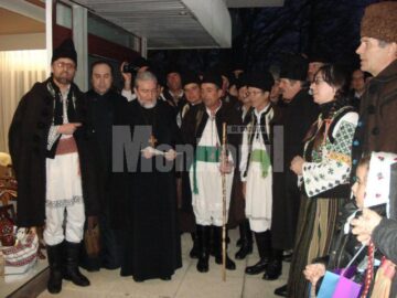 Grupul „Flori de măr”, colindând la reședința din Aubonne – Elveția a Regelui Mihai