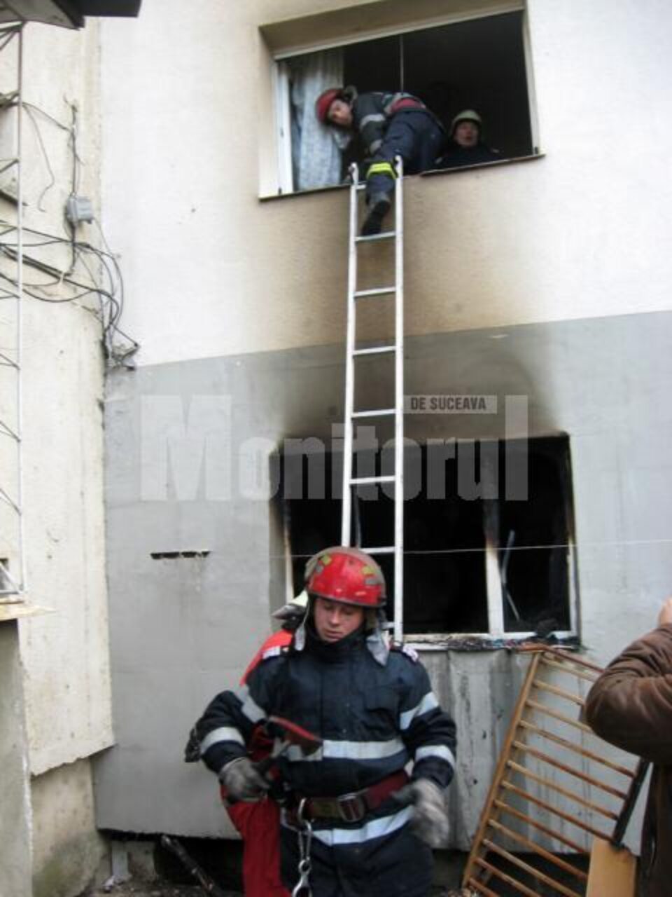 Pompierii au fost nevoiți să spargă geamul, pentru a intra în apartamentul de la etajul I