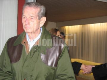 Regele și Regina ascultând colindătorii din Râșca