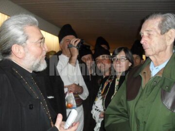 Regele și Regina ascultând colindătorii din Râșca