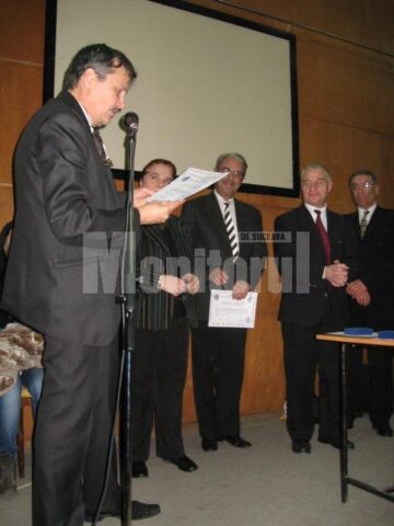Mugur Andronic conferind Crucea de Aur Ștefan cel Mare și Sfânt cvartetului LIRA